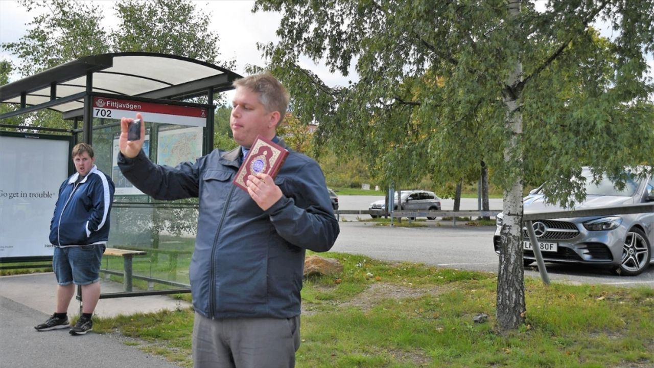 Danimarkalı Irkçı Siyasetçi İsveç'te Kur'an-ı Kerim Yaktı!