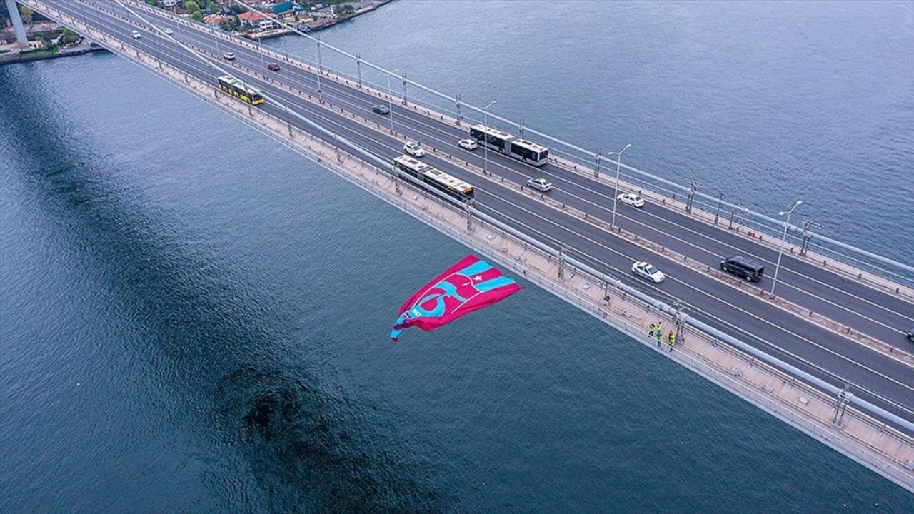 Trabzonspor'un Bayrağı 15 Temmuz Şehitler Köprüsü'ne Asıldı