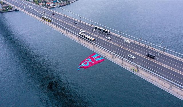 Trabzonspor'un Bayrağı 15 Temmuz Şehitler Köprüsü'ne Asıldı
