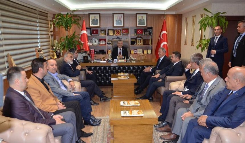 Bakan Akar'dan MHP Kayseri'ye ziyaret