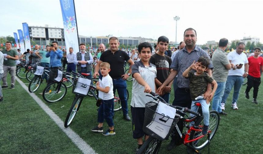 Fatma Şahin'den Bakkal Esnafına 3 Bin Sepetli Bisiklet